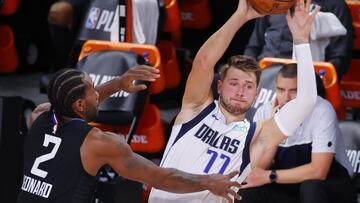 LAKE BUENA VISTA, FLORIDA - AUGUST 30: Luka Doncic #77 of the Dallas Mavericks looks to pass against Kawhi Leonard #2 of the LA Clippers during the second quarter in Game Six of the Western Conference First Round during the 2020 NBA Playoffs at AdventHealth Arena at ESPN Wide World Of Sports Complex on August 30, 2020 in Lake Buena Vista, Florida. NOTE TO USER: User expressly acknowledges and agrees that, by downloading and or using this photograph, User is consenting to the terms and conditions of the Getty Images License Agreement. Kevin C. Cox/Getty Images/AFP
== FOR NEWSPAPERS, INTERNET, TELCOS & TELEVISION USE ONLY ==
PUBLICADA 31/08/20 NA MA28 2COL