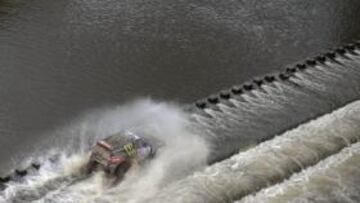 <b>INTERÉS. </b>El BMW de Peterhansel atraviesa el Río Santa Rosa ante una rendida y mojada afición.
