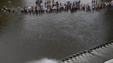 <b>INTERÉS. </b>El BMW de Peterhansel atraviesa el Río Santa Rosa ante una rendida y mojada afición.