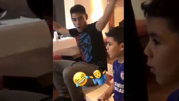 Felipe Mora y el duelo en play con su hijo: termin車 en llanto