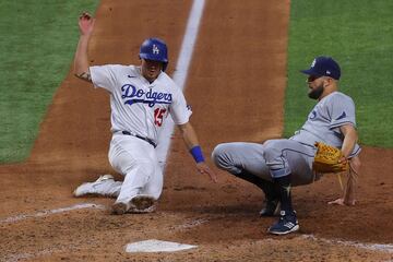 Tras un wild pitch de Anderson, Austin Barnes, quien estaba en los senderos tras pegarle hit a Snell, anotó la primera carrera de los Dodgers.