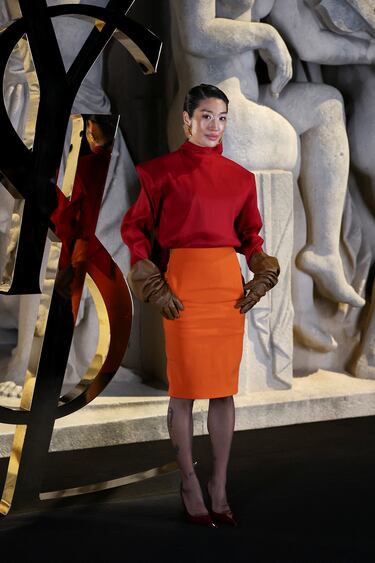 Peggy Gou posa a su llegada al desfile de la colección prêt-à-porter femenina primavera/verano 2026 del diseñador Anthony Vaccarello para la casa de moda Yves Saint Laurent durante la Semana de la Moda de París, en París.