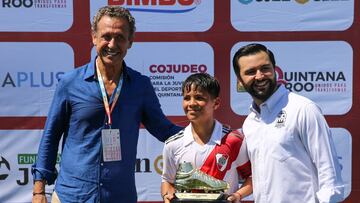 Jorge Valdano entrega el MVP de The Football Games Cancún 2023 a Jorge Sosa, de River Plate.