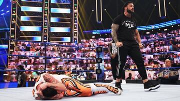 Roman Reigns ataca a Dominik Mysterio en SmackDown.