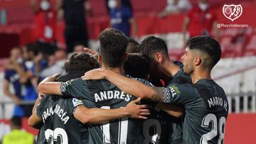 Los jugadores del Rayo celebran el ascenso.