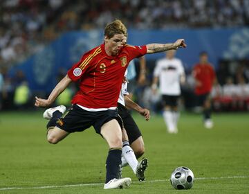 Fernando Torres marca el único gol de la final de la Eurocopa 2008 ante Alemania. 