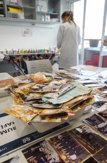 Voluntarios de la universidad en colaboración con el Laboratorio de Análisis y Diagnóstico de Obra de Arte, del Departamento de Historia del Arte, la UV ha puesto en marcha esta iniciativa que pretende reparar los daños que la DANA ha producido en la memoria colectiva de multitud de familias que han perdido fotografías y álbumes de gran valor sentimental y personal.
 