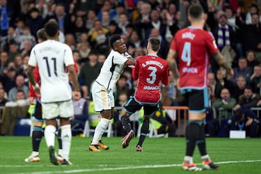 El '7' del Real Madrid realizó un empujón innecesario sobre Óscar Mingueza. El brasileño se marchó del defensor y este le agarró de la camiseta para no dejarle escapar. Vinicius acabó perdiendo los nervios y se revolvió empujando a Mingueza.