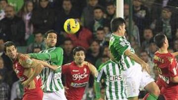 <b>LÍO EN EL ÁREA. </b>Molina y Dorado buscan el balón tras un córner en el área del Sporting. Más tarde, el delantero alcoyano lograría el dos a cero justo antes del final.
