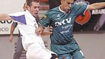 <b>ALTERNATIVAS. </b>Alexandre, que marcó tres goles, se va de Kita.