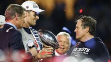 Tom Brady, Robert Kraft y Bill Belichick celebran el cuarto trofeo Vince Lombardi conquistado por los New England Patriots en el siglo XXI.