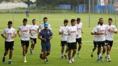 Chivas se prepara para iniciar el entrenamiento.