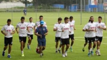 Chivas se prepara para iniciar el entrenamiento.