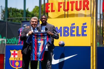 Este jueves ha tenido lugar la firma del nuevo contrato de Ousmane Dembélé en la Ciudad Deportiva Joan Gamper junto con el Presidente del FC Barcelona, Joan Laporta.