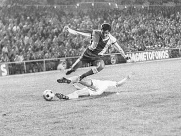 Ele jogou com Aspaniol durante a temporada de 1970-71.