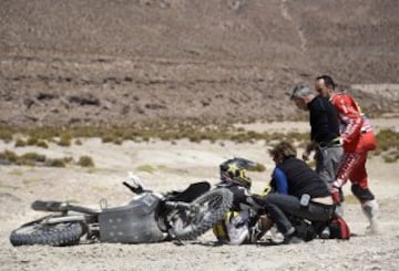 Sexta etapa, Uyuni-Uyuni. Accidente del piloto de motos portugués Ruben Faria.