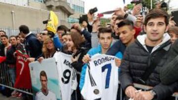 Hinchas italianos, a la llegada del Madrid al aeropuerto de Turín.