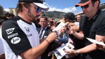 Alonso firma autógrafos.