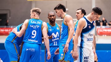Jayson Granger habla con Luca Giovannetti junto a Lotanna Nwogbo, Sasu Salin y Juampi Vaulet, durante el amistoso de pretemporada ante el Flexicar Fuenlabrada en Getafe.