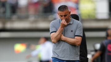 Los técnicos chilenos que fueron sensación y ahora están sin club