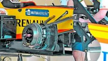 <b>HAY QUE SEGUIR ADELANTE. </b>Pese a todo, los mecánicos de Renault siguen con su actividad habitual.