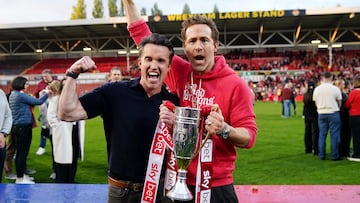 Ryan Reynolds y Rob McElhenney, celebrando el ascenso del Wrexham a Championship.