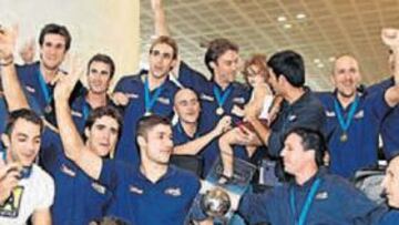 <b>EN CASA. </b>La Selección aterrizó ayer en Barcelona con el título europeo, pero sigue aún en una nube.