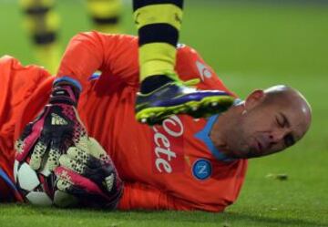 El portero del Nápoles Pepe Reina agarra el balón, durante un partido ante Dortmund por el grupo F de la Liga de Campeones, en Dortmund (Alemania).