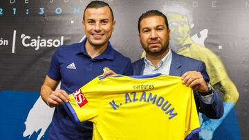 PRESENTACION DE KARIM AZAMOUM CON EL DIRECTOR DEPORTIVO JUAN CARLOS CORDERO