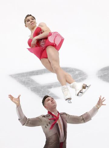 La pareja formada por Anastasia Mishina y Aleksandr Galliamov se presenta con elegancia durante el programa corto en el Campeonato ruso de patinaje artístico en el Yubileyny Arena de San Petersburgo (Rusia). 