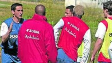 <b>AL MARGEN. </b>Manolo Jiménez quiere que su equipo se aisle del ambiente de fiesta que se respira en la ciudad durante esta semana.