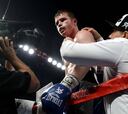 Canelo se fracturó la mano ante Smith; no boxeará más en 2016