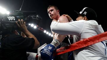 Saúl "Canelo" Álvarez celebra su victoria por nocaut ante Liam Smith en la velada celebrada en el AT&T Stadium de Arlington, Texas.
