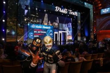 Aquí unos fans de los Chargers, de Joey Bosa, de KISS y del Rey Misterio.