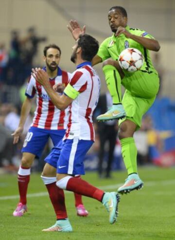 Patrice Evra y Raúl García 