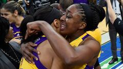 Candace Parker (MVP) y Ogwumike, se abrazan tras el final del partido.