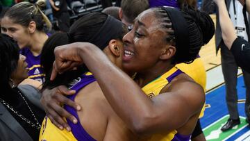 Candace Parker (MVP) y Ogwumike, se abrazan tras el final del partido.