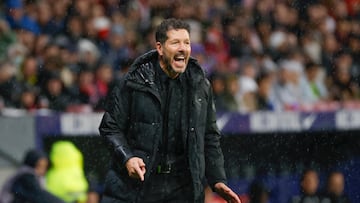 MADRID, 14/04/2025.- El entrenador del Atlético, Diego Simeone, durante el partido de LaLiga de fútbol que Atlético de Madrid y Real Valladolid disputan este lunes en el estadio Metropolitano. EFE/Mariscal