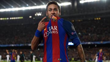 Neymar celebra el 6-1 ante el PSG con la afici&oacute;n del Camp Nou.