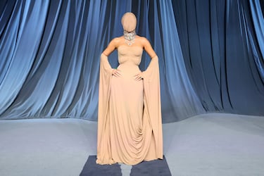 Kim Kardashian posa en la alfombra roja de la Academy Museum Gala de Hollywood.