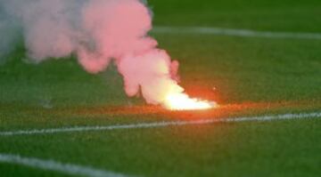 Los incidentes con bengalas de los ultras del Benfica