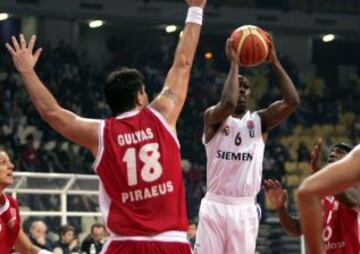 Elmer Bennett ante Gulyas durante el Olympiacos-Real Madrid del 21 de enero de 2005.