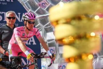 Steven Kruijswijk, preparado en la salida de la cronoescalada entre Castelrotto y Alpe di Siusi. 