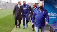 Joan Laporta, con Koeman este lunes en la Ciutat Esportiva.