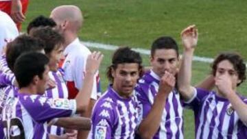 <b>DEDICATORIA. </b>Sisi y Óscar dedicaron sus goles a Marc Valiente que tuvo que ser sustituido al recibir otro golpe en la nariz.