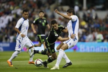 Chicharito disputa la pelota con Roberto Domínguez. 