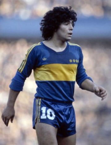 En 1981, Maradona pasó a las filas del Boca Juniors, equipo de sus amores.