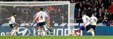 1-0. Marcos Llorente filtra un pase en la frontal del área y Antoine Griezmann controla y define con su pierna izquierda al palo largo de la portería de Giorgi Mamardashvili.