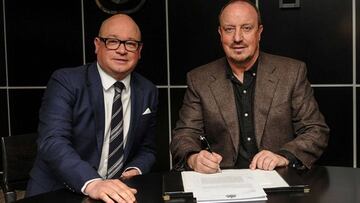 Lee Charnley y Rafa Benítez firman el contrato