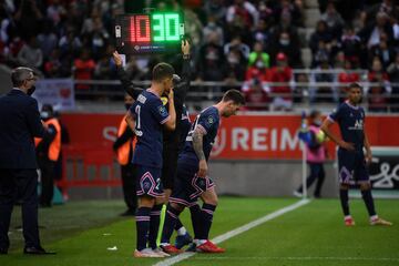 Momento hist¨®rico: Messi debuta con la camiseta del PSG. Sali¨® al campo sustituyendo a Neymar.